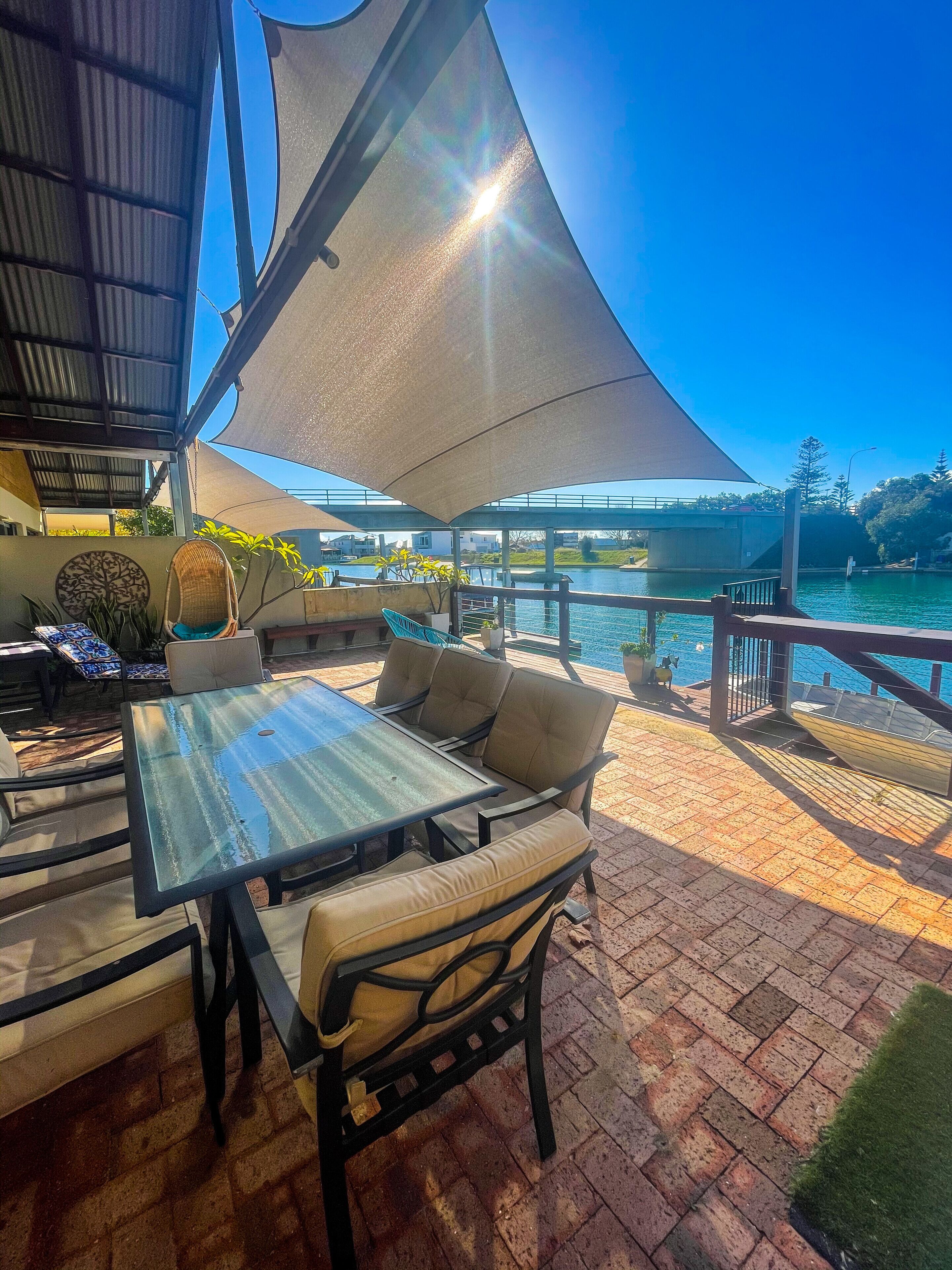 Waterfront CANAL Home. Family/pet friendly. Free WI-FI. Own private Jetty !!