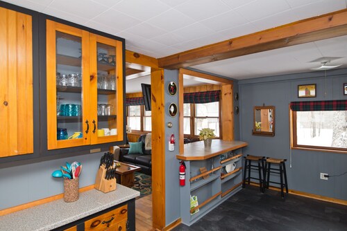 Pikku punainen mökki! Lähellä kaikkea VT! Talvikausi saatavana!