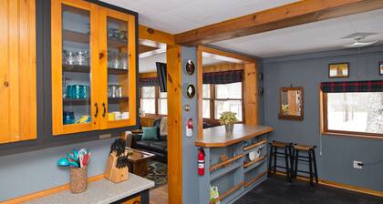 Pikku punainen mökki! Lähellä kaikkea VT! Talvikausi saatavana!