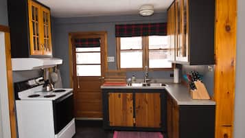 Fridge, oven, stovetop, coffee/tea maker