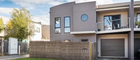 المنشأة من الخارج