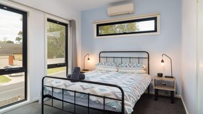 3 soverom, strykejern/-brett, reiseseng for barn og internettilgang