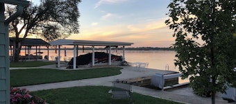 Familienfreundliches Cottage am See mit Dock! Buchen Sie noch heute Ihre Herbstlaubreise!