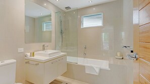 Shower, jetted tub, towels, toilet paper
