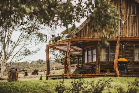 Exterior. Kallarroo Cottage - Rustic Log Cabin Retreat