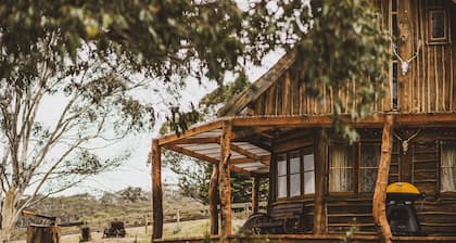 Kallarroo Cottage - Rustic Log Cabin Retreat