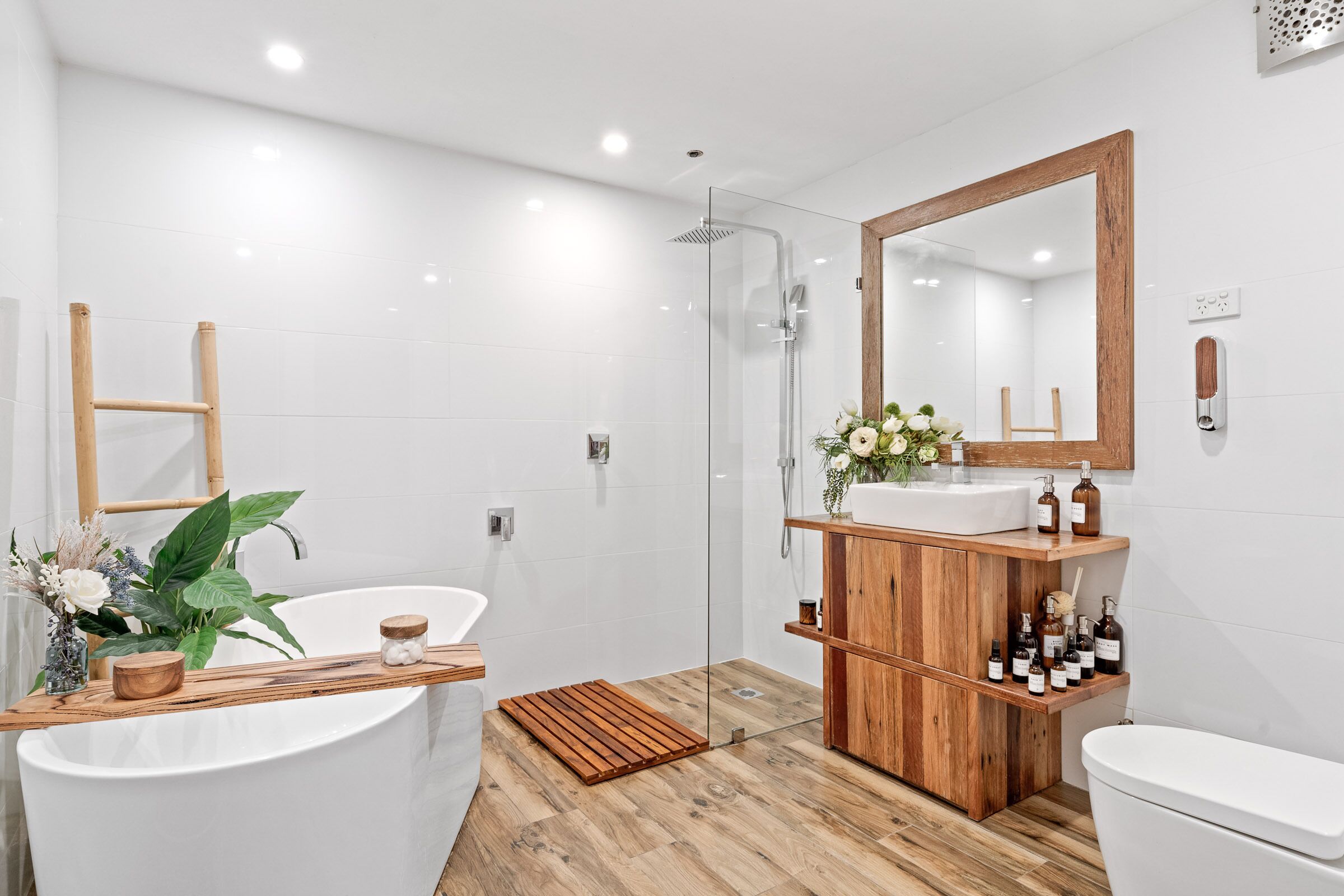 Bondi Breeze Apartment — image 17