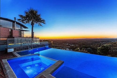 Spectacular beach/ocean views, private hot tub on deck, infinity edge pool, Fox