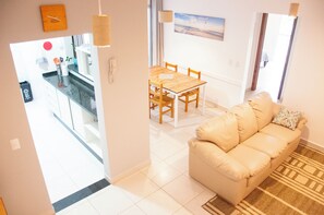 Una sala de estar con un sofá y una mesa de comedor.