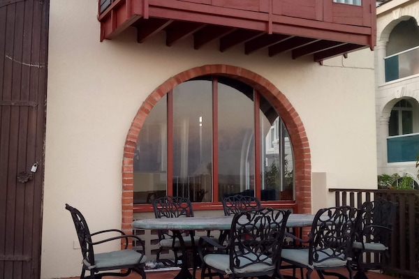 outdoor patio dining