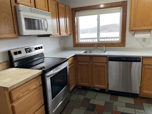 Fridge, microwave, oven, stovetop - Exclusive Lakehouse  (Jefferson)