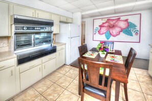 Dining - Spacious 3 Bedrm/2 Bth OceanFront Apt w/Large Balcony Overlooking Pool. Sleeps 9 (Daytona Beach Shores)