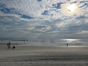 On the beach - Spacious 3 Bedrm/2 Bth OceanFront Apt w/Large Balcony Overlooking Pool. Sleeps 9 (Daytona Beach Shores)