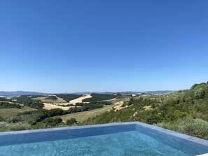 Una piscina al aire libre, una piscina climatizada