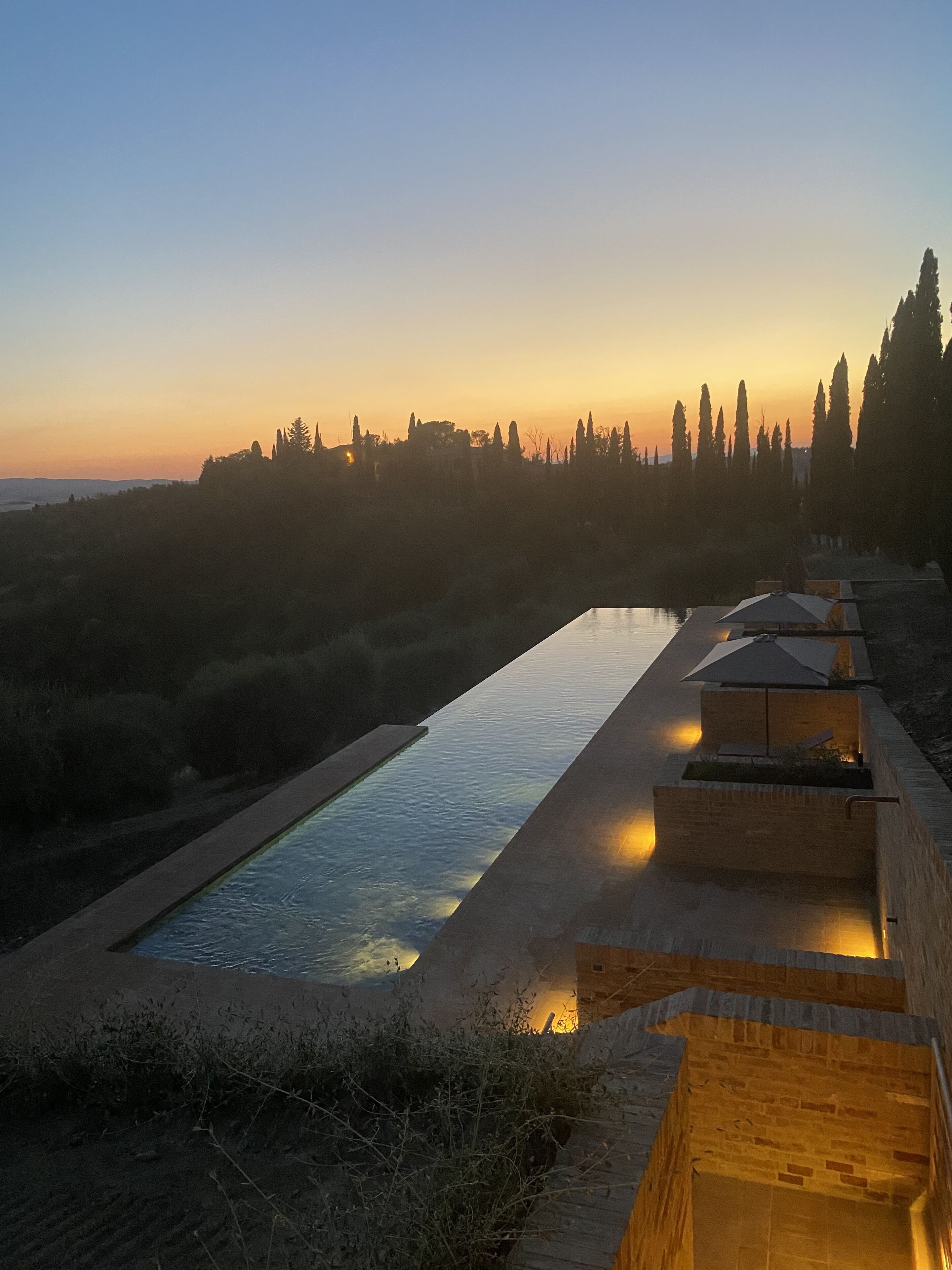 Una piscina al aire libre, una piscina climatizada