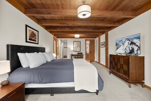 4 bedrooms, desk, iron/ironing board, free WiFi