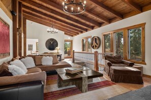 Smart TV, chimenea, futbolito y tenis de mesa 