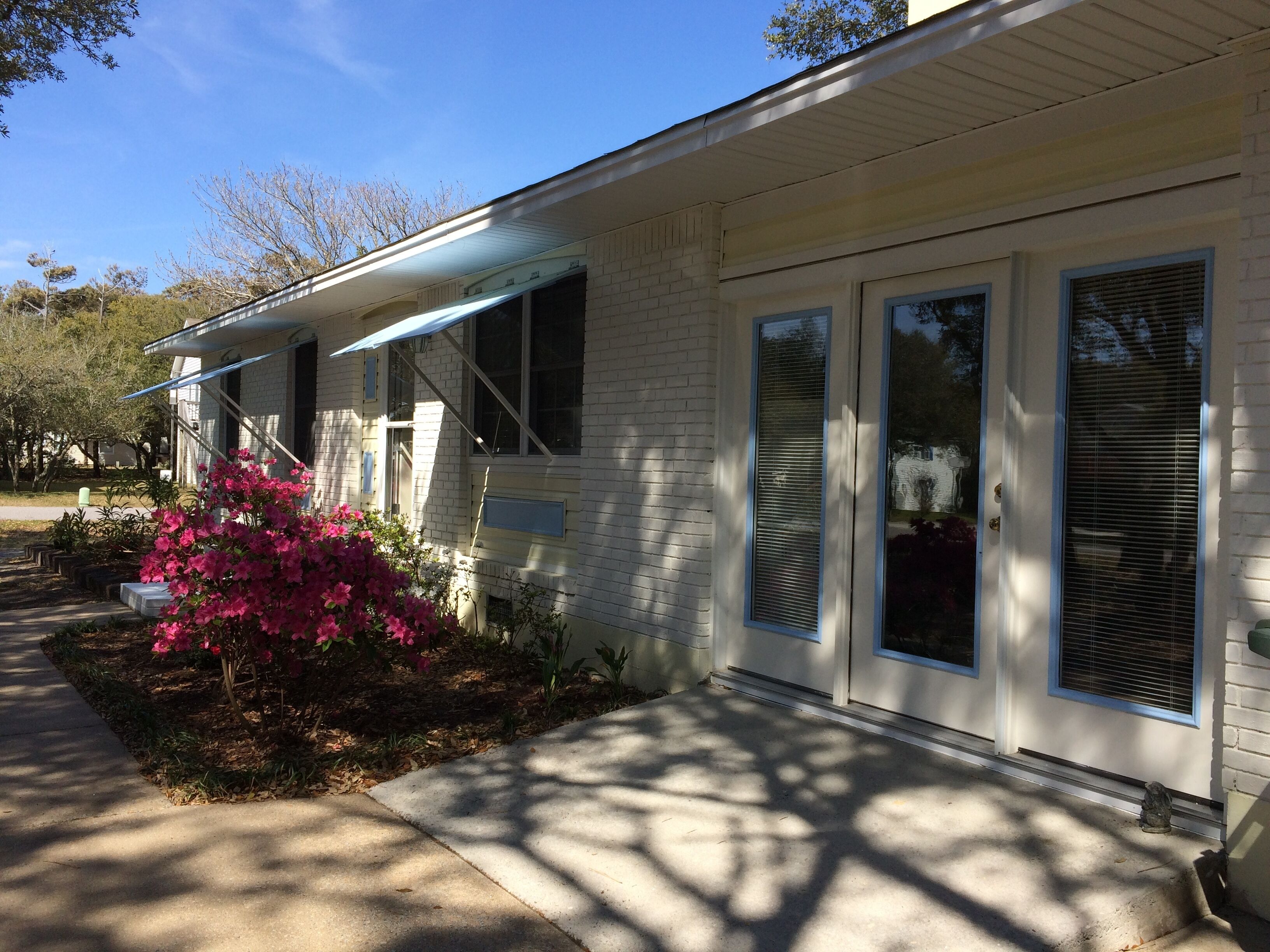 Classic 3 Bedroom 1.5 Bath ,Beach / Ranch Cottage in Excellent  Condition
