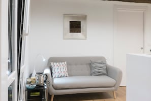Een televisie en boeken