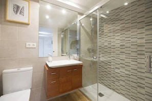 Dusche, Haartrockner, Bademäntel, Handtücher