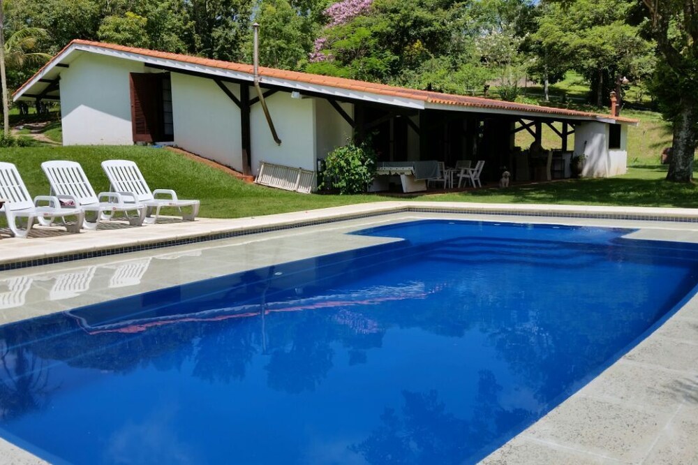 Jacaranda Place 125. 000m2, Headquarters overlooking the Lake, Pool, Court, Orchard
