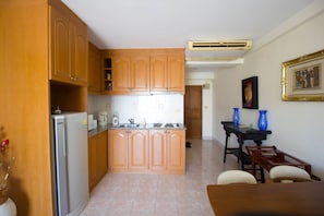 Refrigerador, microondas, horno, placa de cocina