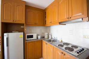 Refrigerador, microondas, horno, placa de cocina