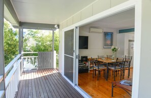 Outdoor dining - Paradise Bungalow Waterfront Jervis bay (Sanctuary Point)