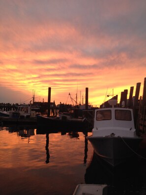 Un puerto deportivo al atardecer con barcos amarrados.