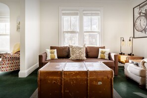 Smart-TV, Bücher, Stereoanlage