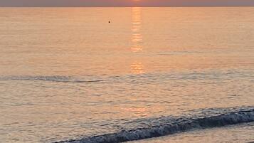En la playa, camastros y toallas de playa