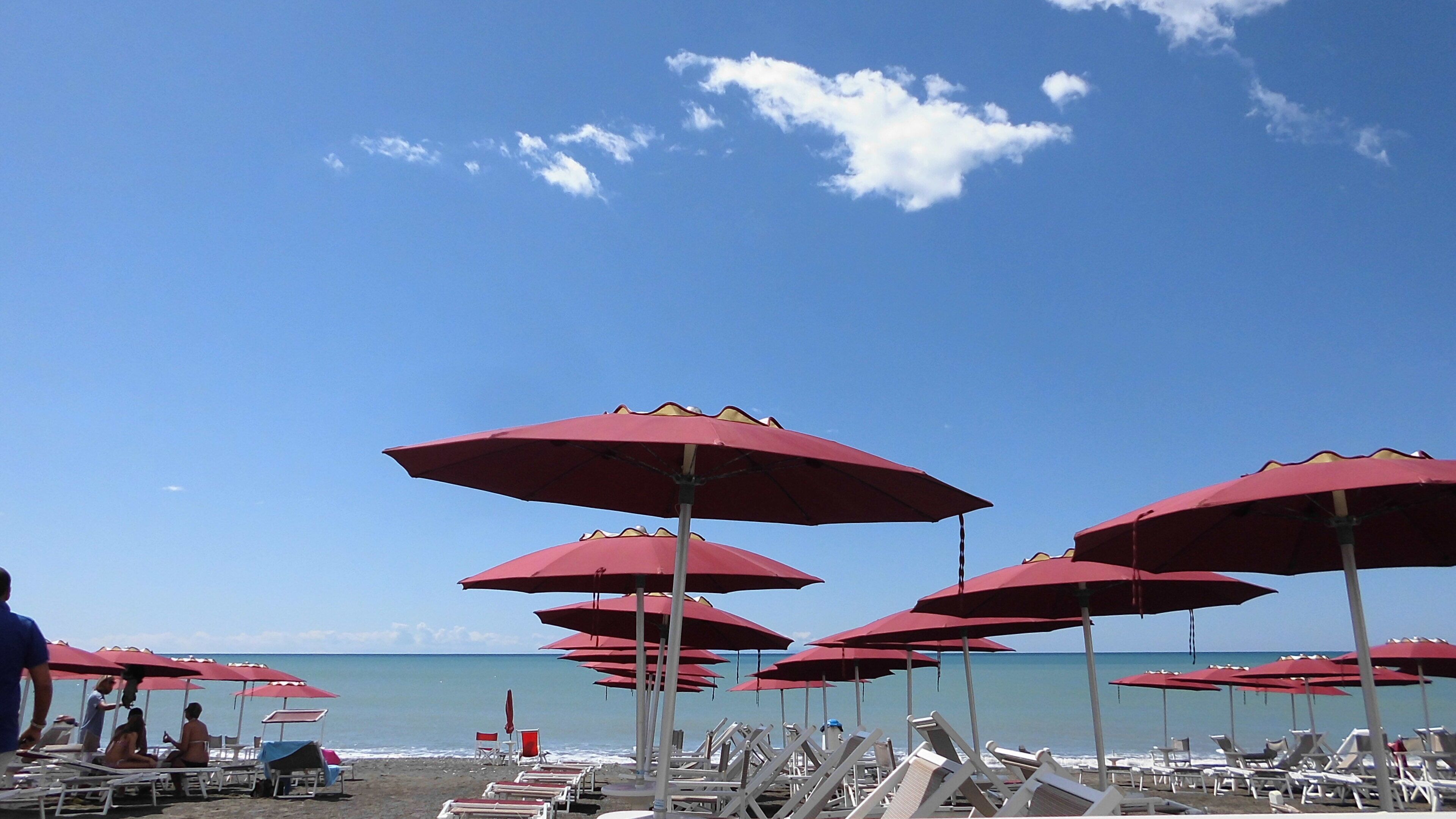 Sulla spiaggia, lettini da mare, teli da spiaggia