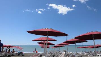 Sulla spiaggia, lettini da mare, teli da spiaggia
