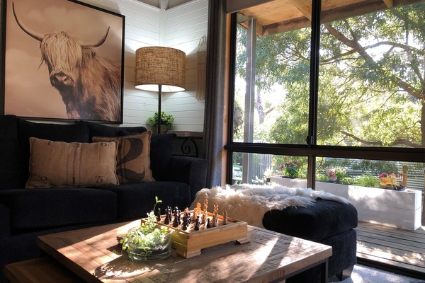 Smart-TV, Kamin, DVD-Player, Bücher