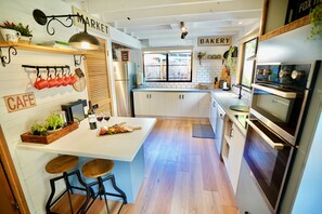 Fridge, microwave, oven, stovetop - Cedar Country Retreat - Country style luxury (Halls Gap)