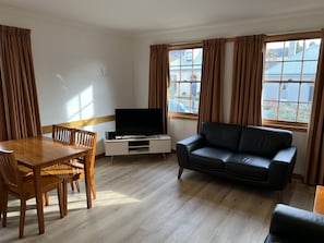 Smart-tv, dvd-afspiller, stereoanlæg