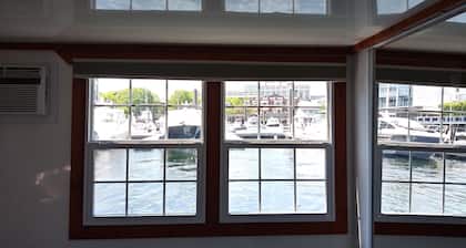 Fun houseboat. Walk to Boston attractions WIFI