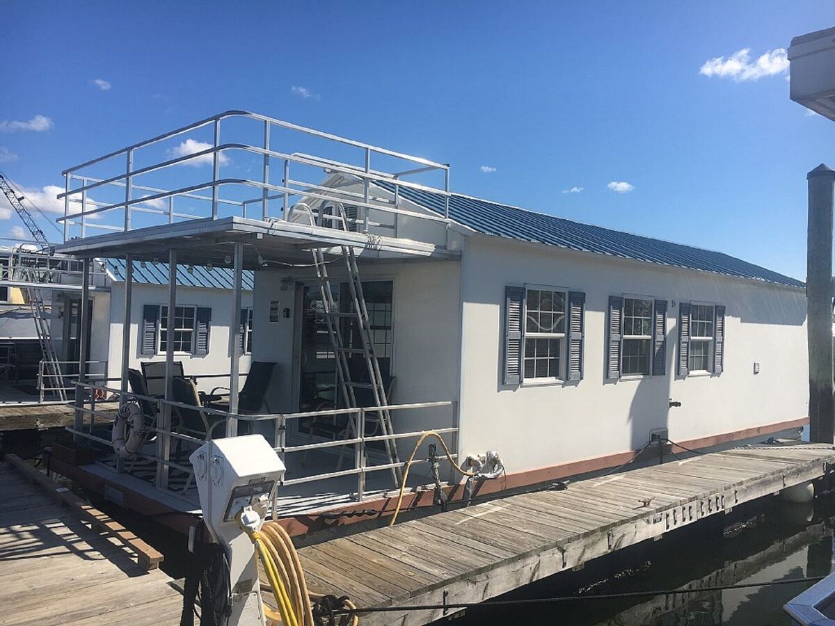 Fun houseboat. Walk to Boston attractions WIFI