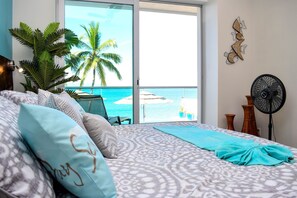 3 slaapkamers, een bureau, een strijkplank/strijkijzer, reisbedje