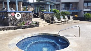 Outdoor pool - Kona Reef B34 / Beachfront / Walk to Town / Air Con / WiFi / Top Floor (Kailua-Kona)