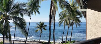 Kona Reef Beachfront / Walk to Town / Air Con / WiFi / Top Floor / Free Parking