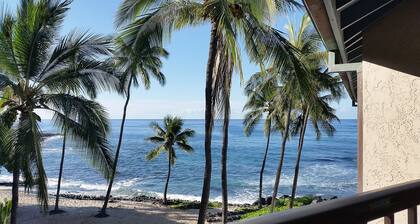 Kona Reef Beachfront / Walk to Town / Air Con / WiFi / Top Floor / Free Parking