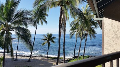Kona Reef Beachfront / Walk to Town / Air Con / WiFi / Top Floor / Free Parking