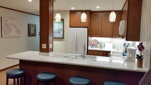 Fridge, microwave, oven, stovetop - Kona Reef B34 / Beachfront / Walk to Town / Air Con / WiFi / Top Floor (Kailua-Kona)