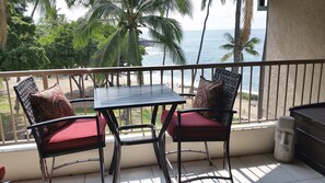 Outdoor dining - Kona Reef B34 / Beachfront / Walk to Town / Air Con / WiFi / Top Floor (Kailua-Kona)