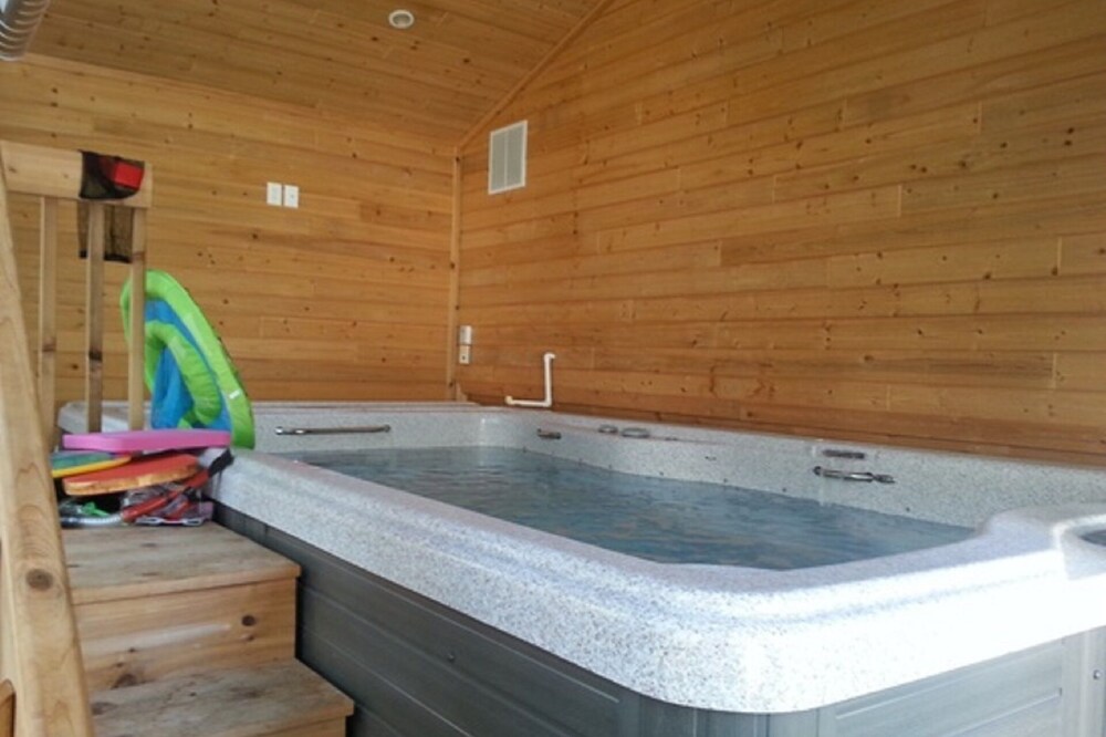 Updated, Modern Farmhouse with Indoor Hot Tub for 8 and Garden Deck
