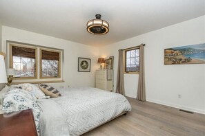 3 soverom, memory foam-senger, skrivebord og strykejern/-brett