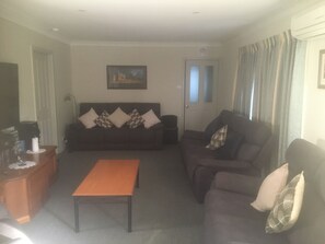 Smart-tv, pejs, dvd-afspiller, bøger