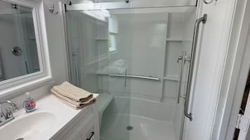 Ensemble douche/baignoire, sĂšche-cheveux, serviettes fournies, savon