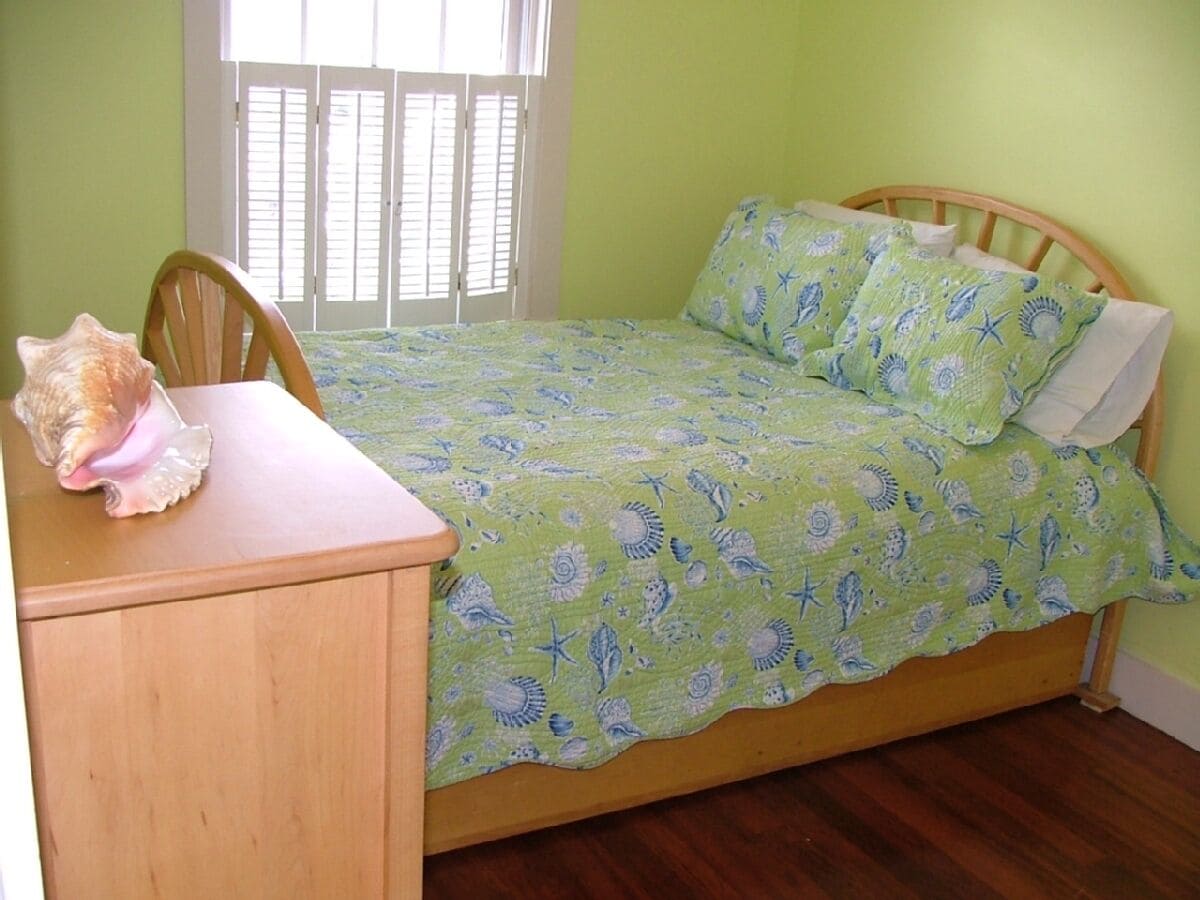 Duplex Sunny Condo in residential neighborhood, 5min walk to bike paths!!!